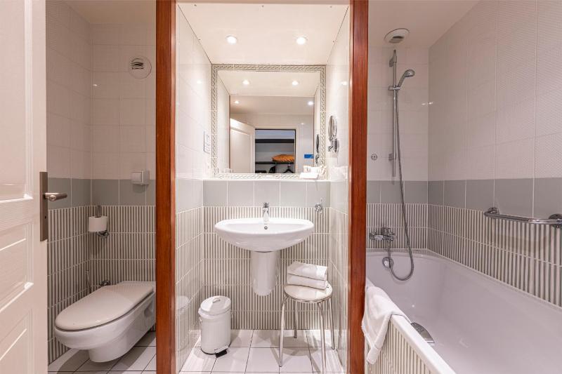 Superior Twin Room image 3