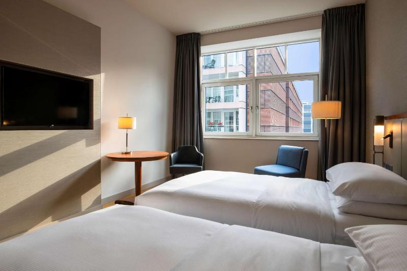 Twin Room image 3