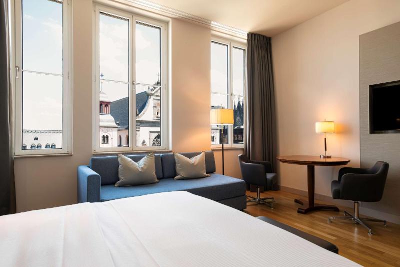Deluxe King Room with View image 1