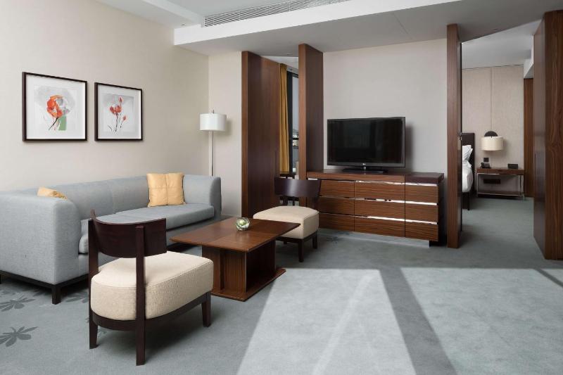 One-Bedroom King Suite - Lounge Access image 1