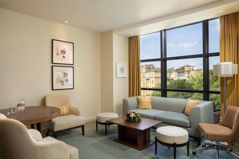 One-Bedroom King Suite - Lounge Access image 3