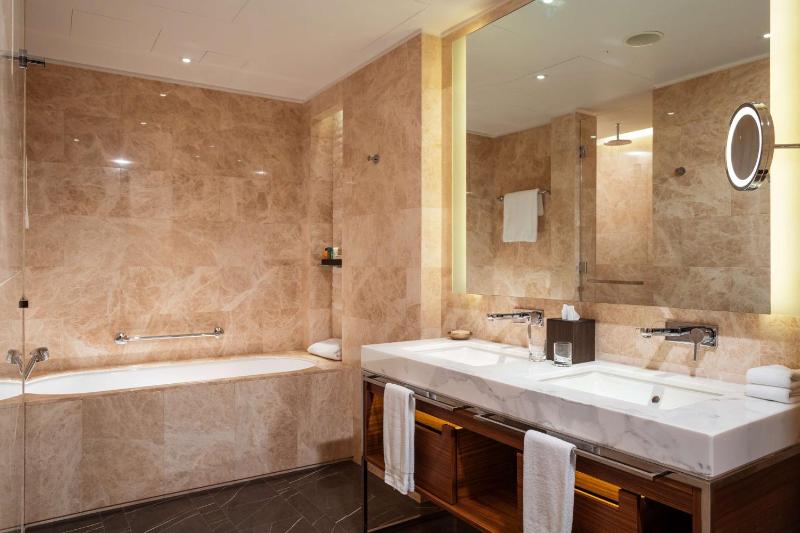 One-Bedroom King Suite - Lounge Access image 4