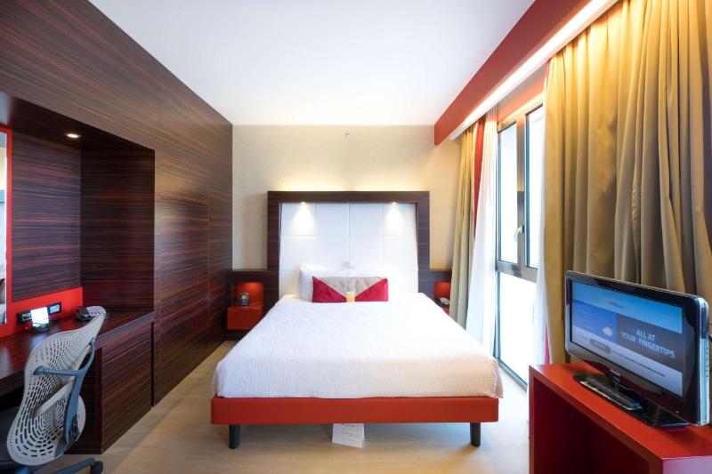 Superior King Room image 3