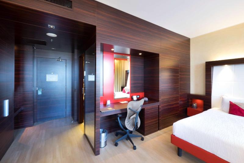 Superior King Room image 4