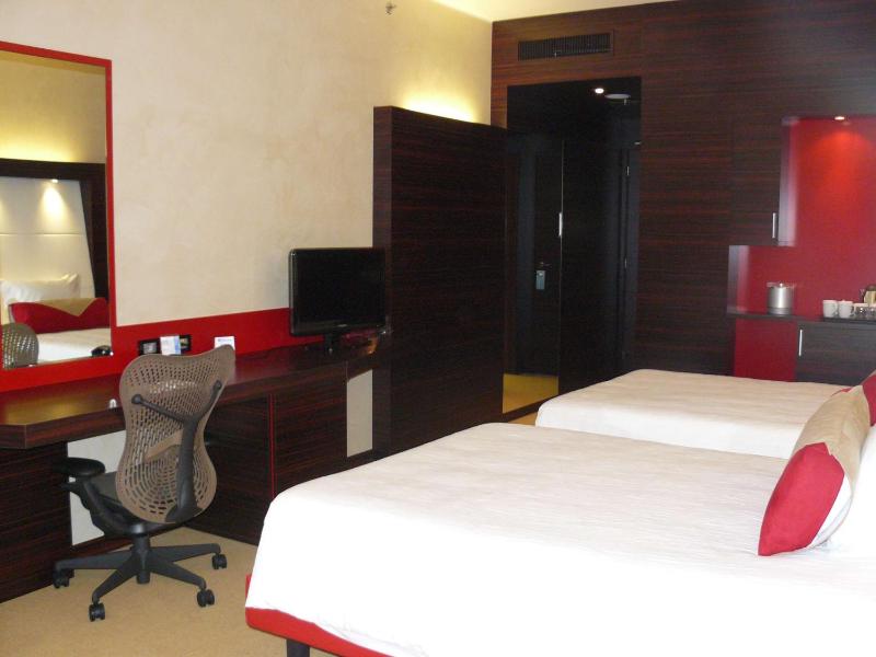 Twin Room image 3