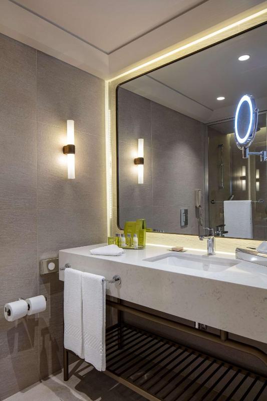 Twin Room with Sea View image 4