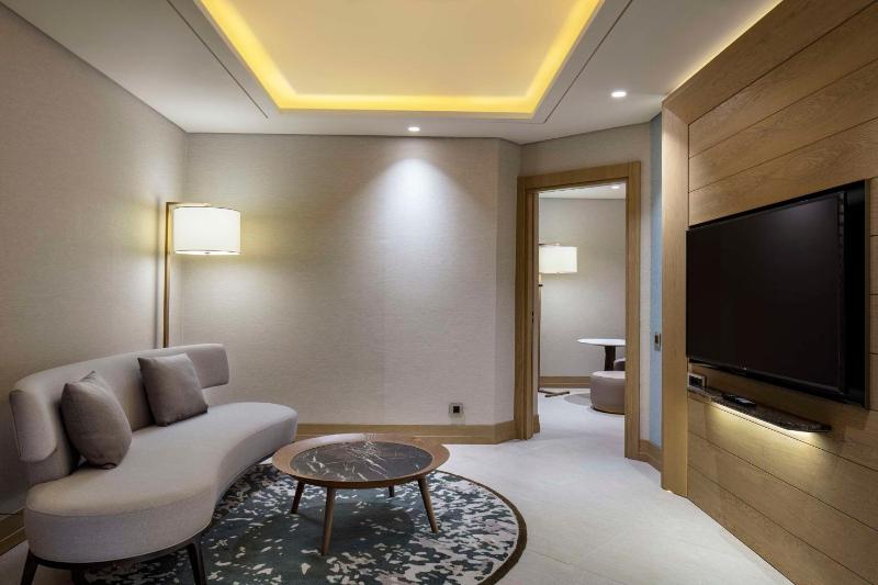 Executive Suite with Lounge Access image 3