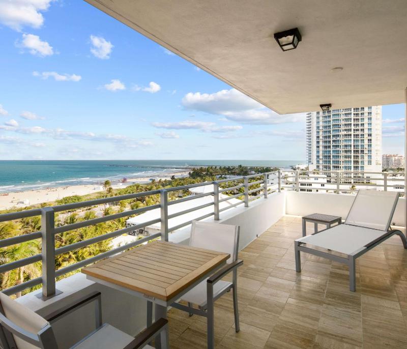 One-Bedroom King Suite with Partial Ocean View image 3