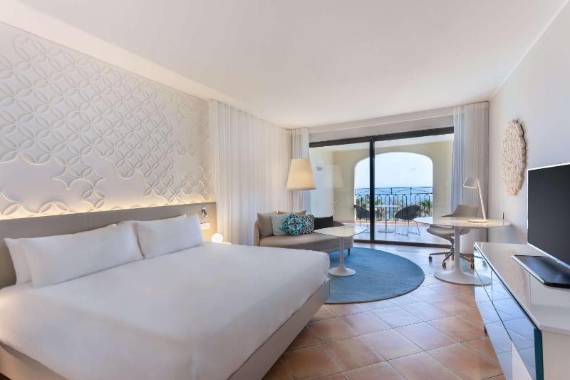 Deluxe King Room with Sea View image 1