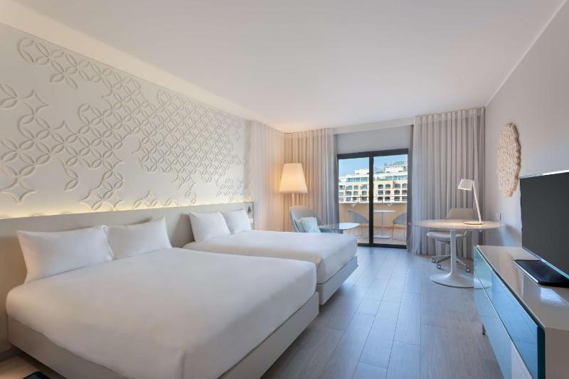 Deluxe Family Room with Marina View image 1