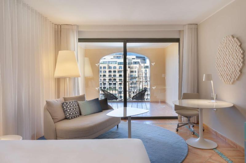 Deluxe King Room with Marina View image 4