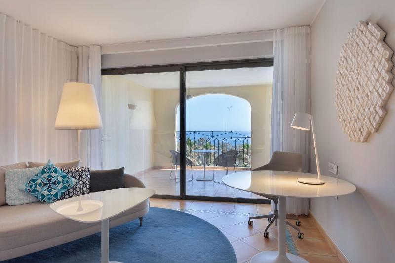 Deluxe King Room with Sea View image 3