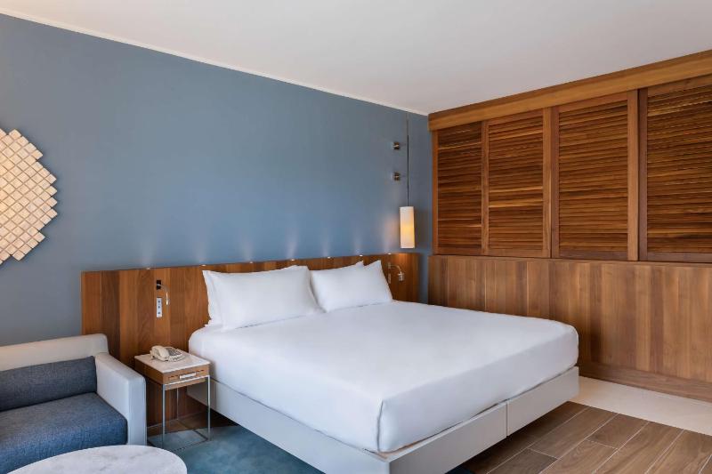 Deluxe King Room with Sea View image 4