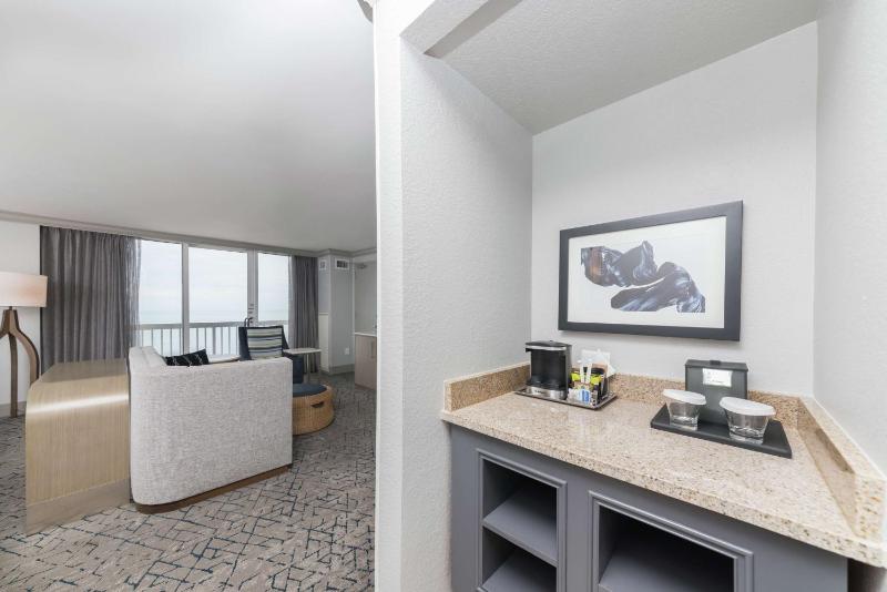 Junior King Suite with Oceanfront View image 3