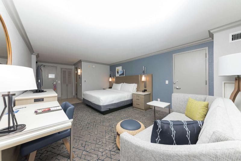 King Room with Oceanfront View - Non-Smoking image 1