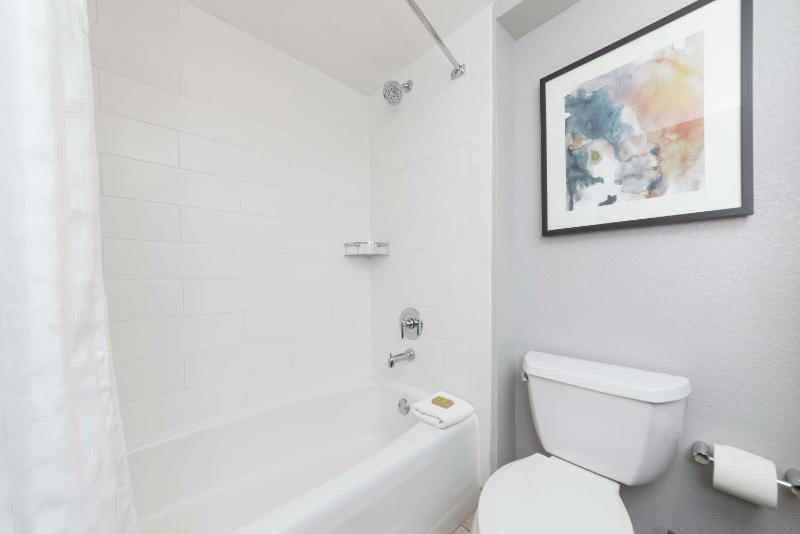King Room with Oceanfront View - Non-Smoking image 2