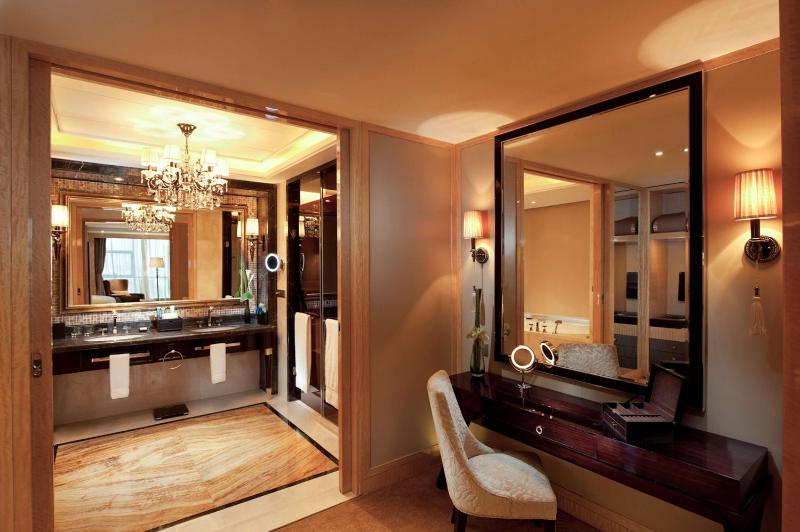 Deluxe King Suite - Lounge Access image 2