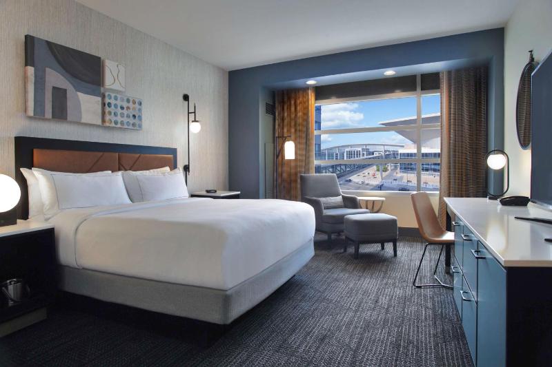 Deluxe Two Room Suite image 4