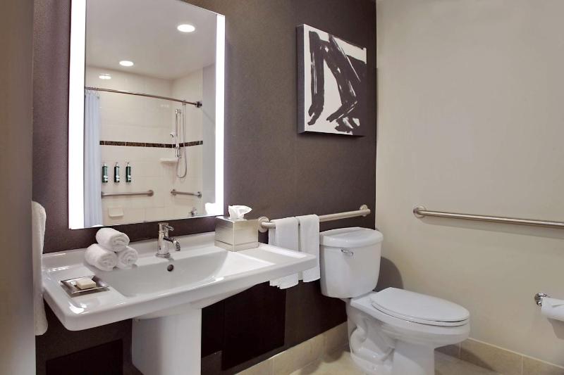 Deluxe King Room with Tub - Mobility/Hearing Access image 2