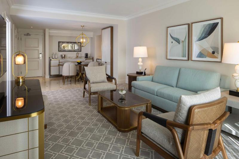 Deluxe King Suite with Balcony and View image 1