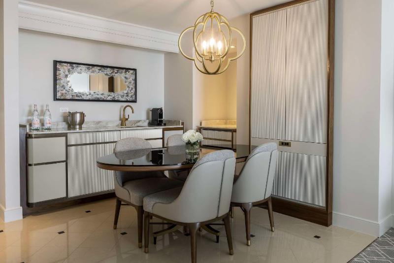 Deluxe King Suite with Balcony image 3