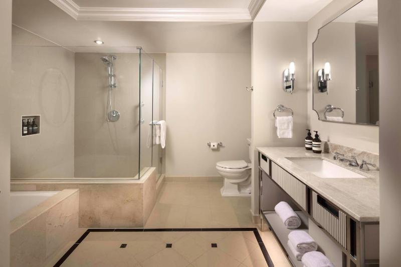 Deluxe King Suite with Balcony and View image 3