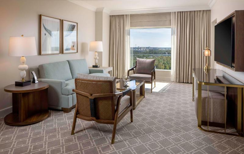 Deluxe King Suite with Balcony and View image 4