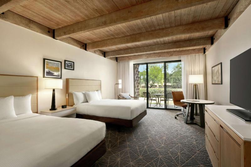 Queen Room with Two Queen Beds - Non-Smoking image 4