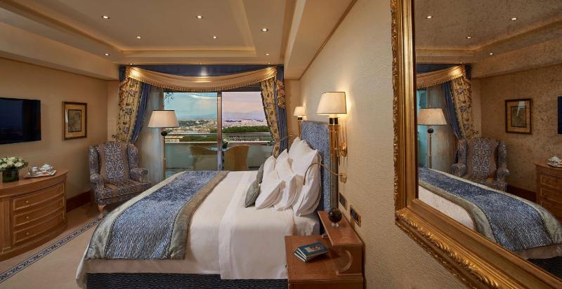 Premium Suite with City View image 3