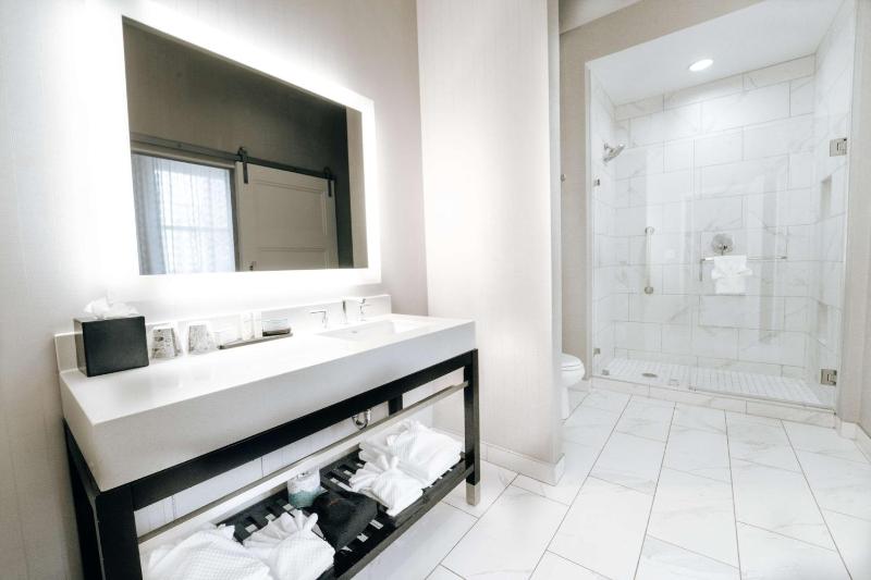 Corner Suite image 3