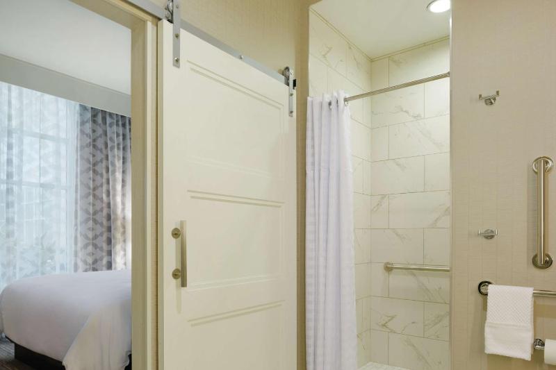 Suite with Two Queen Beds and Roll-in Shower - Mobility and Hearing Access image 3