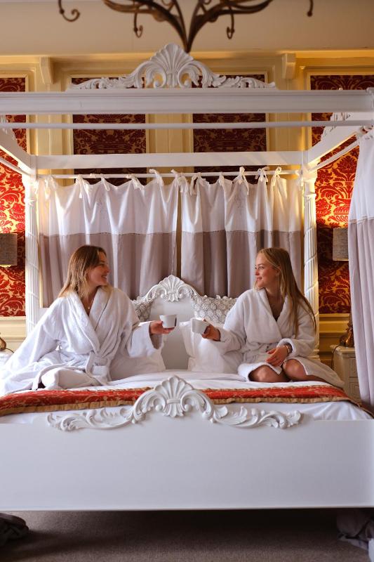 Double Room - Courtroom image 1