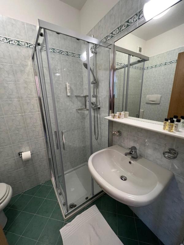 Double or Twin Room image 4