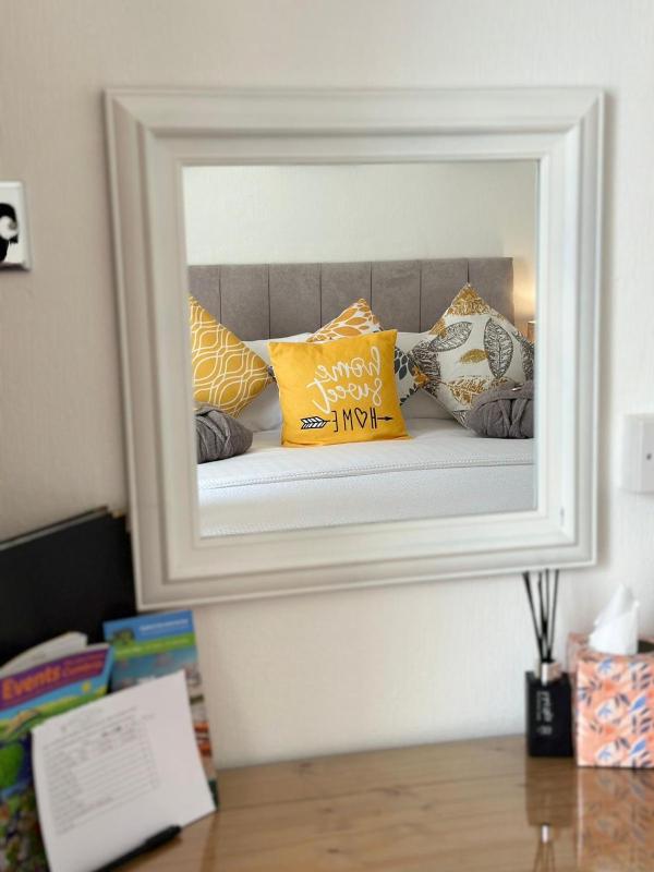 Standard King Room image 3