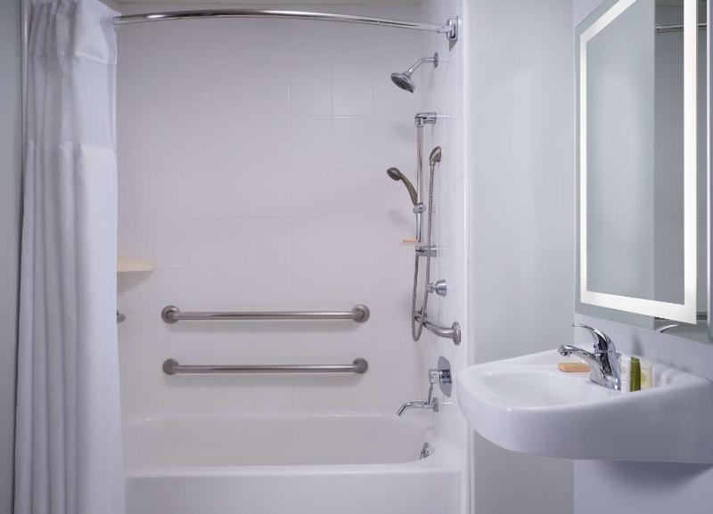 King Room with Tub - Mobility and Hearing Access image 2
