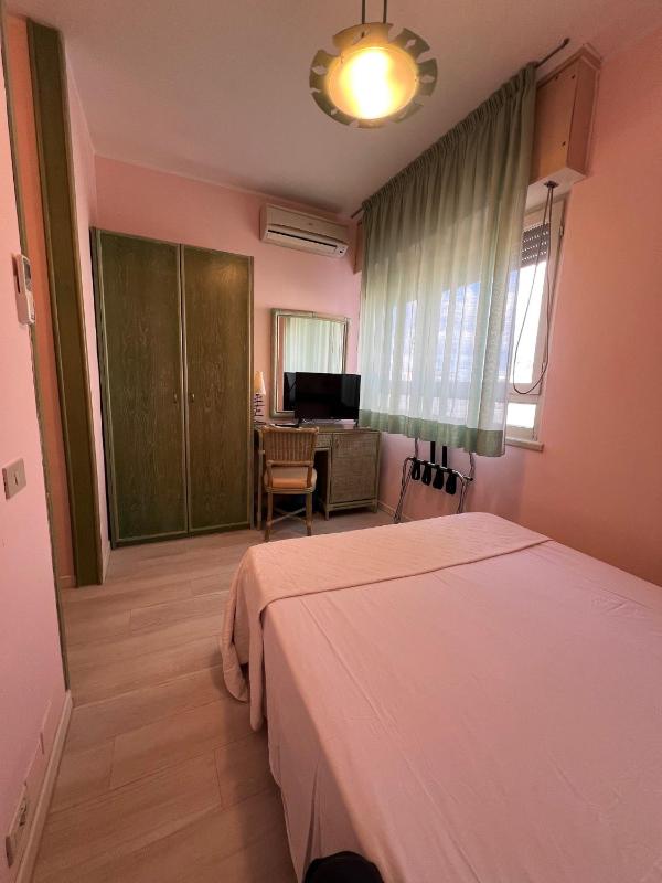 Single Room image 4