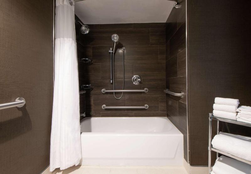Room with Two Double Beds and Bath Tub - Mobility Access - Non-Smoking image 3