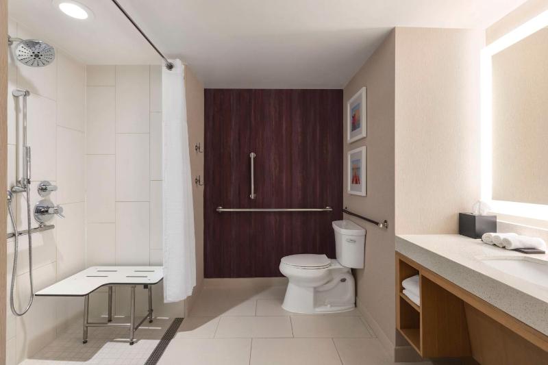 King Corner Suite - Mobility Access image 2