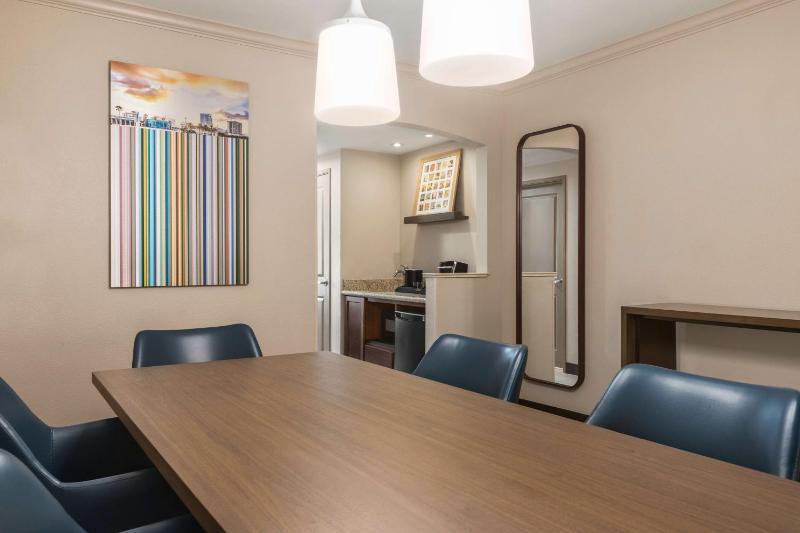 Conference Suite with Two Queen Beds - Non-Smoking image 4