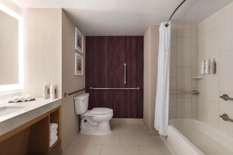 Corner King Suite with Bath Tub - Mobility and Hearing Access image 2