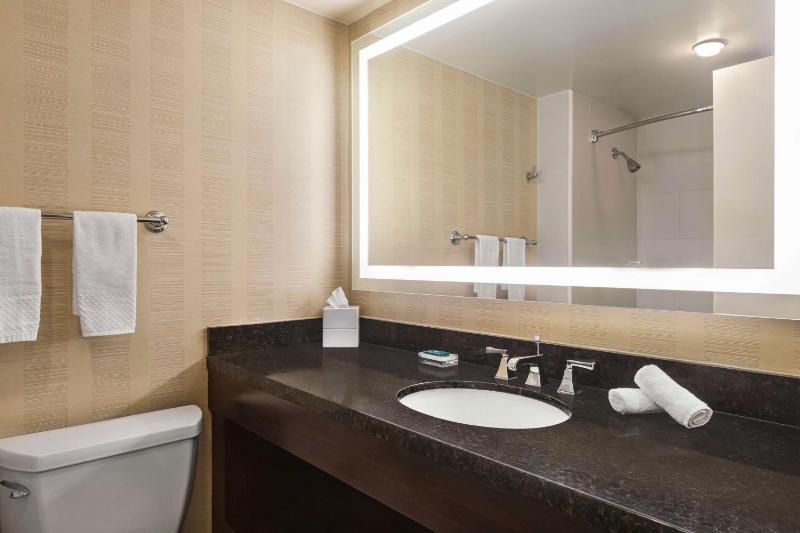 Standard Room with Two Double Beds with Pool View image 2