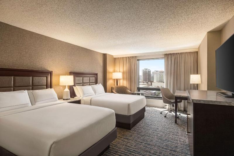 Standard Room with Two Double Beds with Pool View image 3