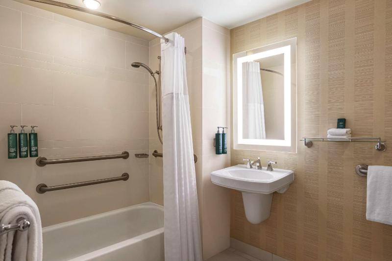 King Room with Tub - Mobility and Hearing Access image 2