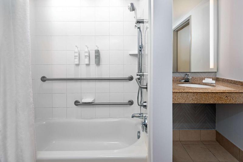 King Room with Tub - Mobility and Hearing Access image 2