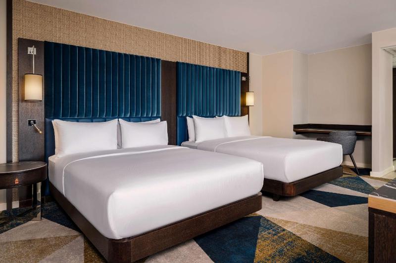 Family Queen Suite with Sofa Bed image 3