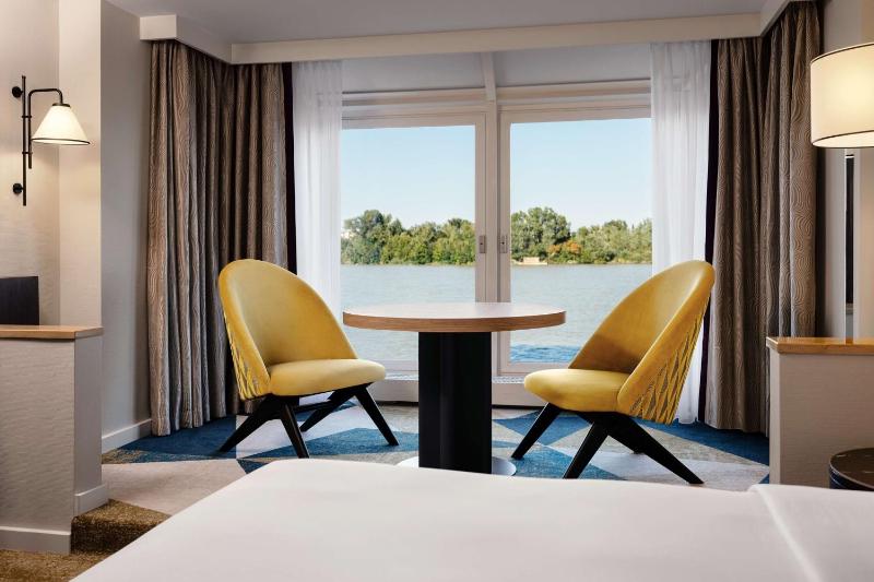 Deluxe King Room - Waterfront image 1