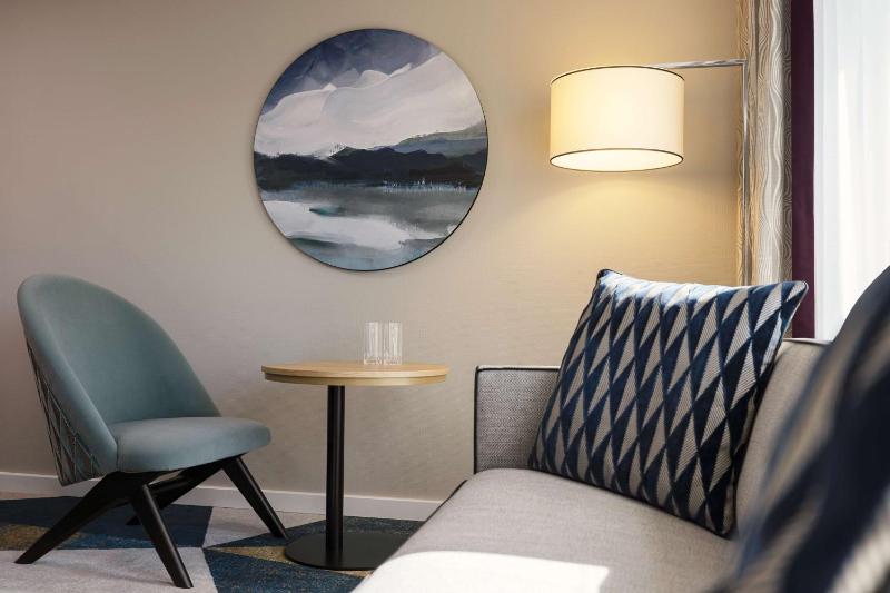 Family Queen Suite with Sofa Bed image 4