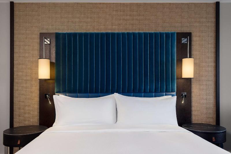 King Room with Sofa Bed - Waterfront image 4