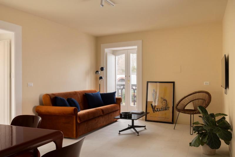 One-Bedroom Apartment with View image 1