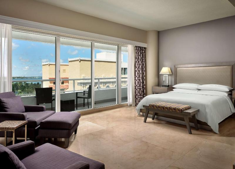 Junior King Suite with Balcony & Partial Bay View image 4